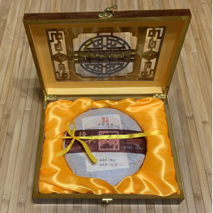 Подарочный шу пуэр Красная печать 2010 года 357 г